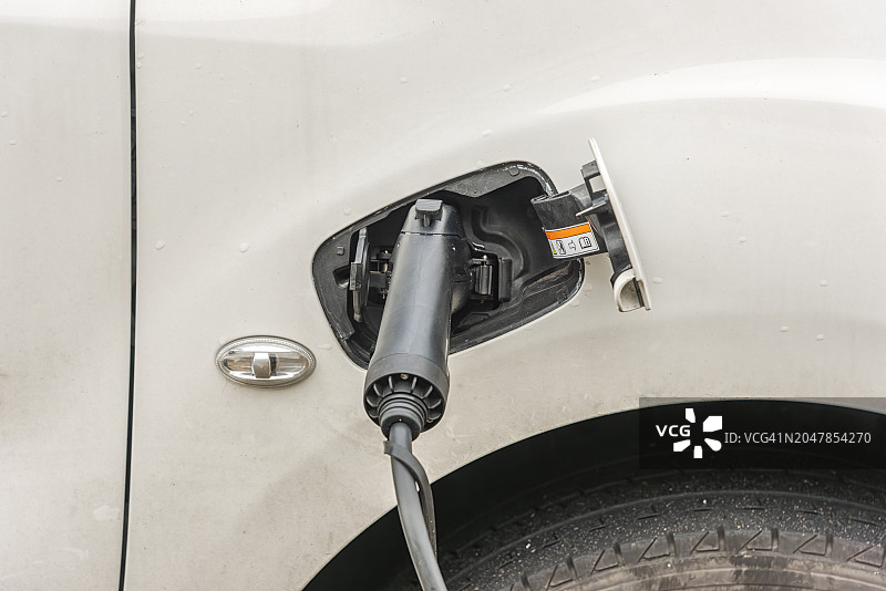 使用充电软管为汽车充电图片素材