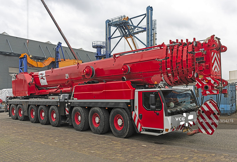 红色移动式起重机机械图片素材