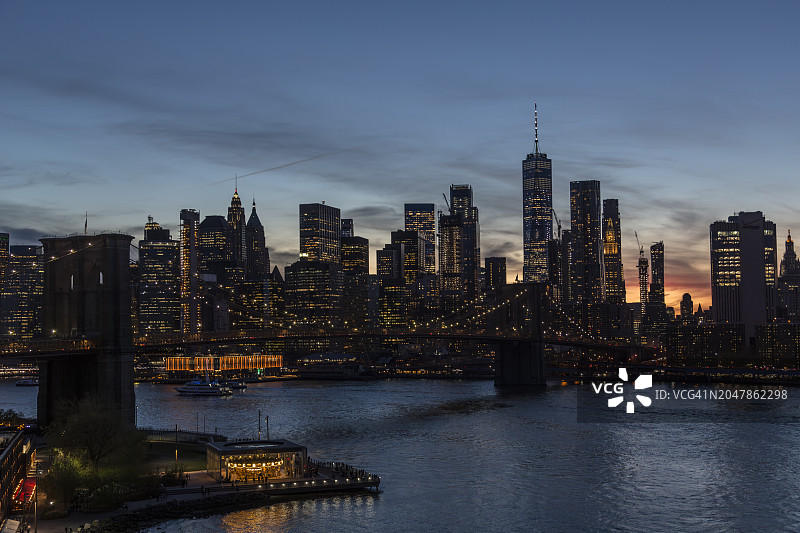 美国纽约州纽约市：布鲁克林大桥与曼哈顿天际线（黄昏）图片素材