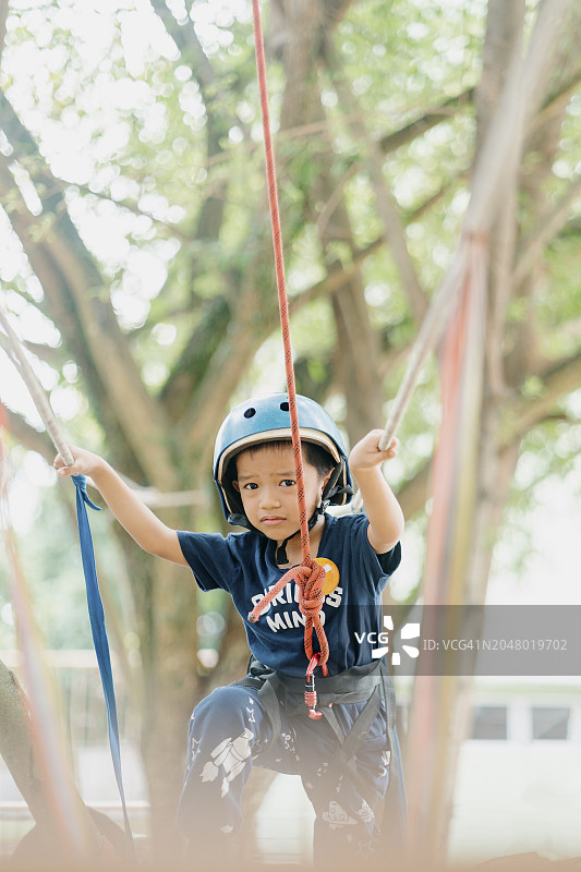 准备过桥的小男孩图片素材