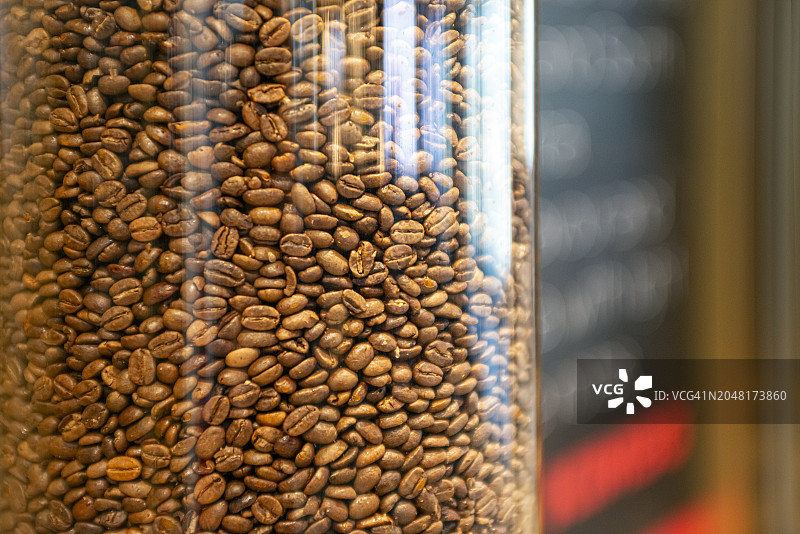 玻璃罐中的烘焙咖啡豆图片素材