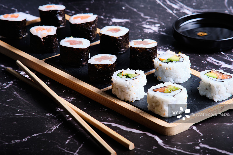 黑色背景上的寿司图片素材