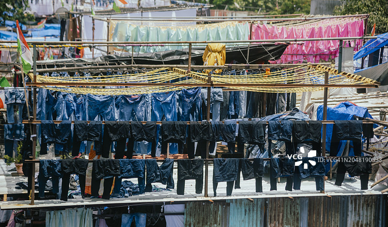 衣服晾在孟买千人洗衣场图片素材