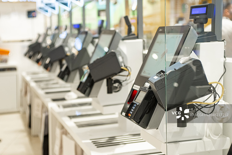 现代化机场的自助值机终端图片素材