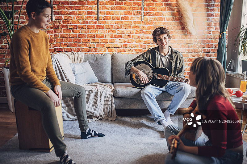 创作歌曲的音乐家图片素材