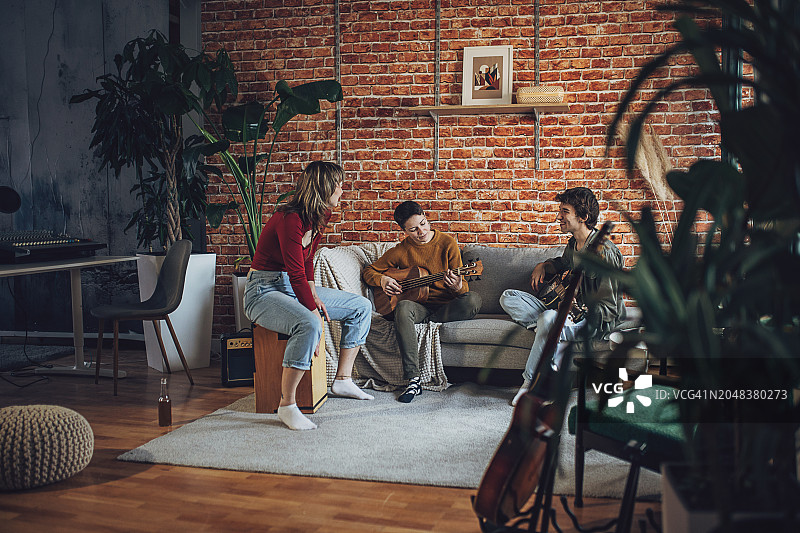 在录音室排练的音乐家图片素材