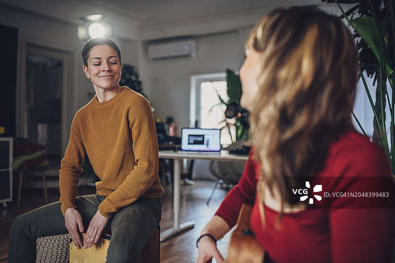 在录音室排练的音乐家图片素材