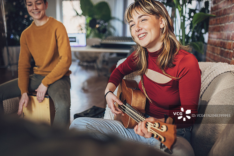 在录音室排练的音乐家图片素材