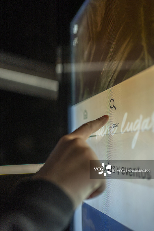 男孩触摸屏搜索数字信息概念图片素材