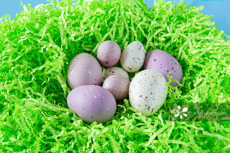 装满巧克力复活节彩蛋的鸟巢图片素材