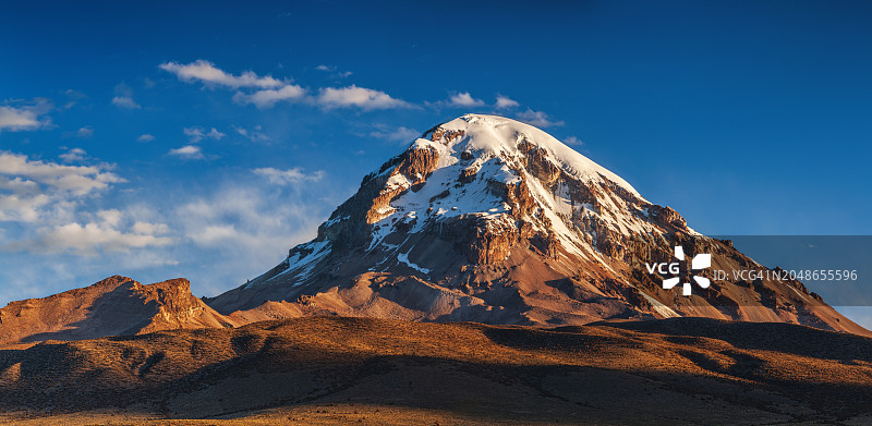 玻利维亚高原上的萨哈马火山图片素材