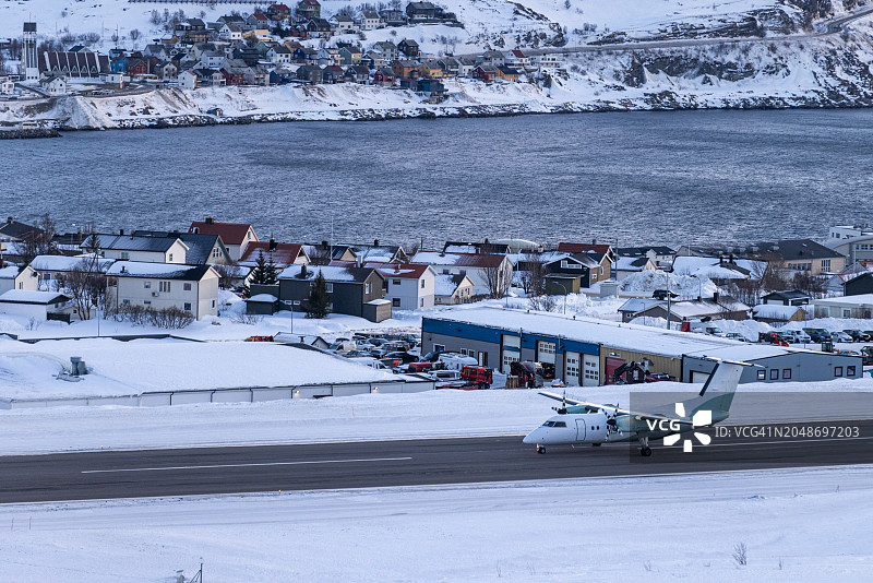 飞机在冬季的机场降落图片素材