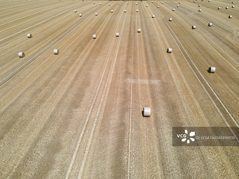 法国新阿基坦Deux-Sevres省Chauray收割小麦田里的干草捆鸟瞰图图片素材