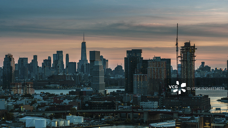 布鲁克林绿点新建建筑，远处可见曼哈顿图片素材