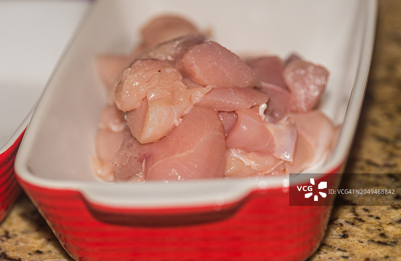 红色盘子里的生鸡肉块图片素材