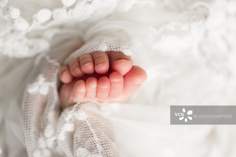 新生婴儿的脚部特写图片素材