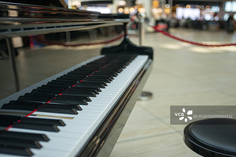 机场航站楼内的大钢琴图片素材