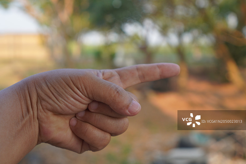 男人向上指图片素材