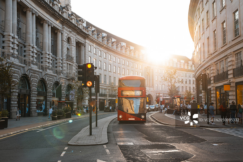 英国伦敦摄政街上的红色双层巴士图片素材