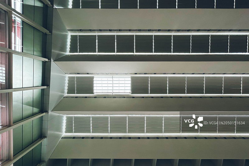 现代建筑的天花板仰视图片素材