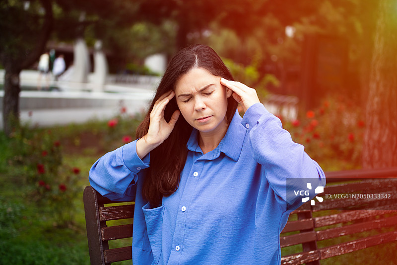 街头头痛或偏头痛的女人摄影图片素材