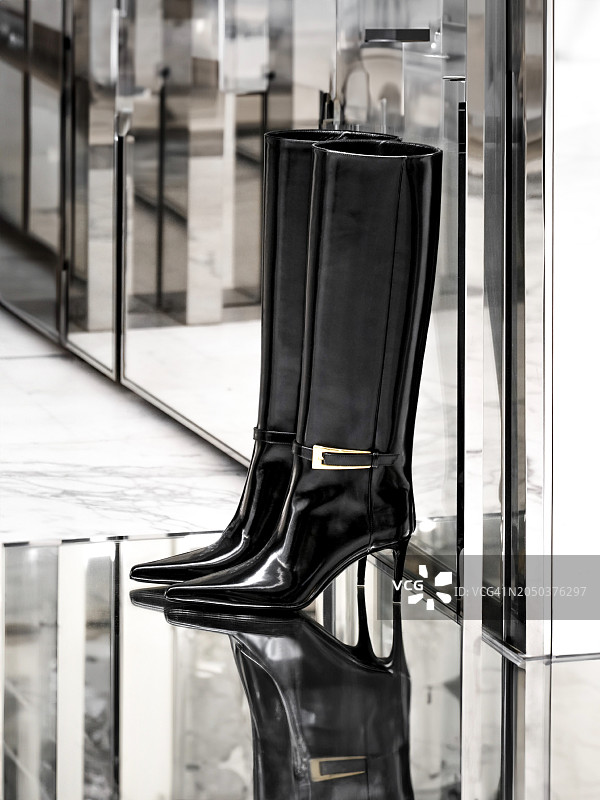 倒影中的优雅：别致的细高跟靴图片素材