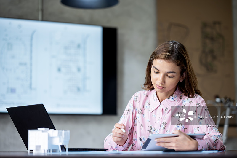 将环保技术融入建筑过程，成为行业领导者图片素材