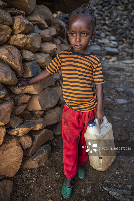 从埃塞俄比亚水井取水的非洲女孩图片素材