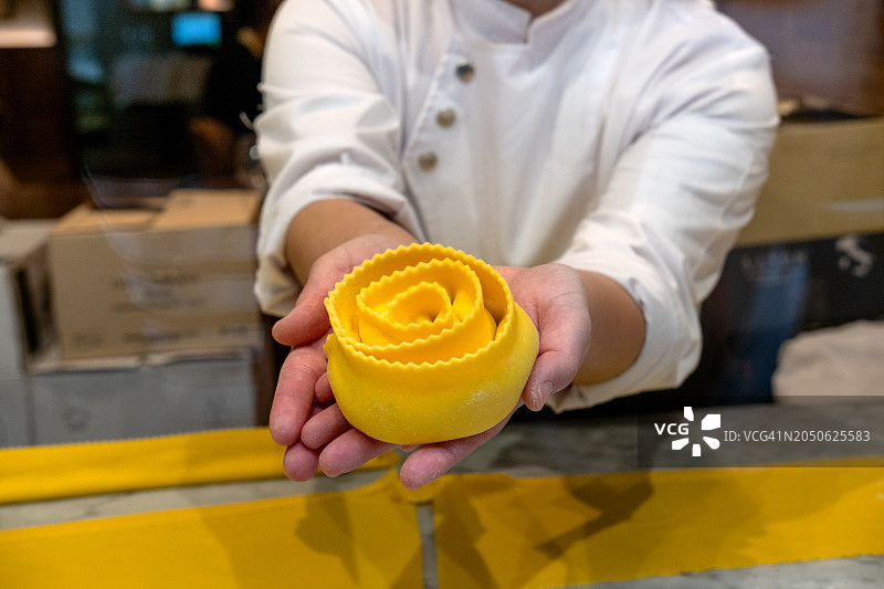 厨师制作传统意大利饺子图片素材