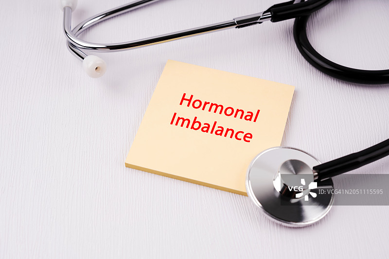 听诊器和带有“荷尔蒙平衡”字样的便签图片素材