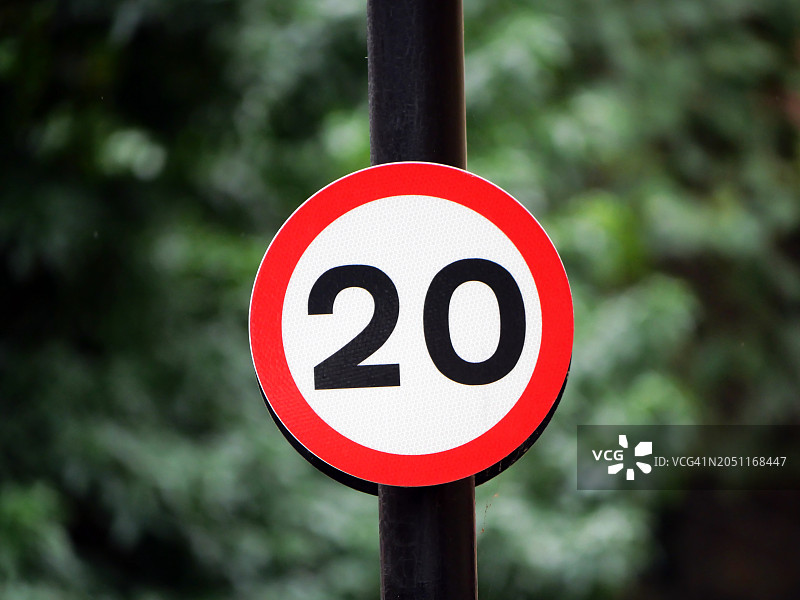 英国伦敦限速标志特写，阳光，自然色图片素材