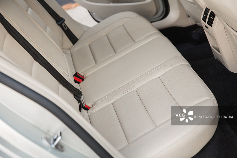 汽车后座白色皮革座椅内饰图片素材