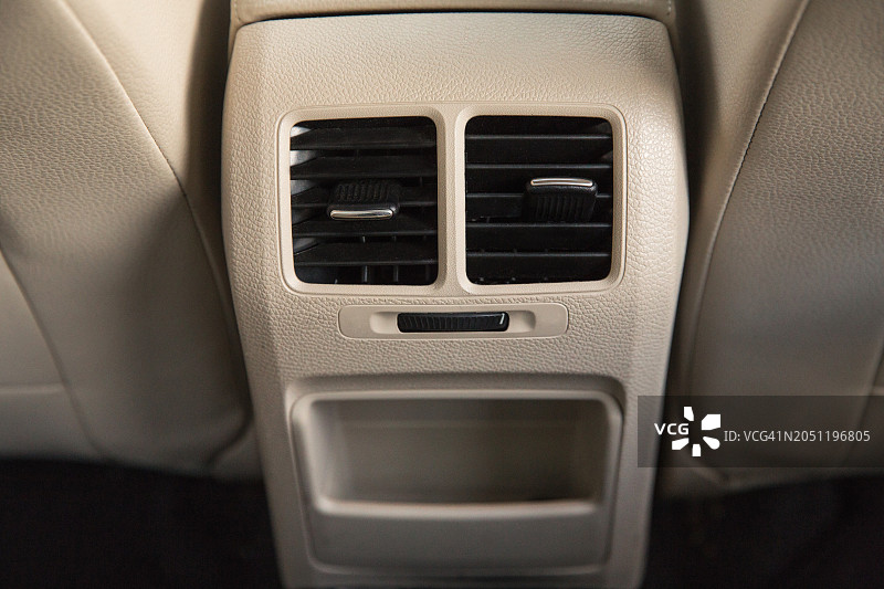 车内拟人化的快乐表情图片素材