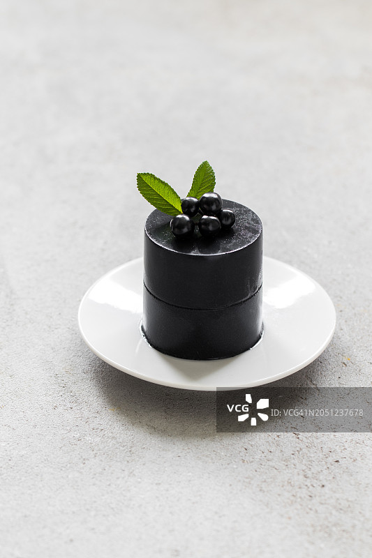 纯素甜点：竹炭抹茶奶油布丁图片素材