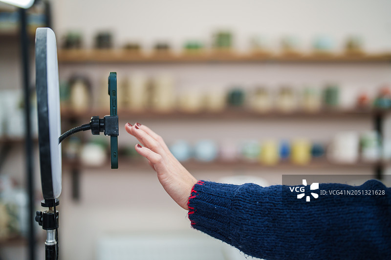 拍摄陶瓷作品营销视频的女人图片素材