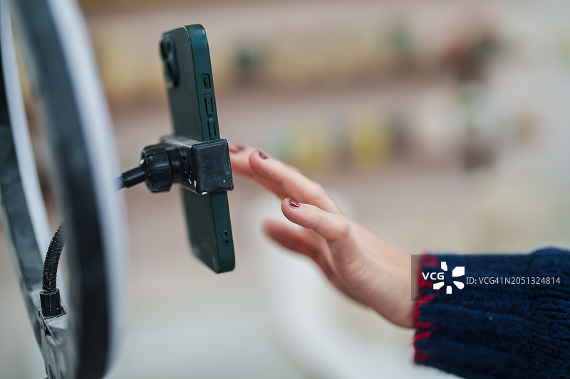 拍摄陶瓷作品营销视频的女人图片素材