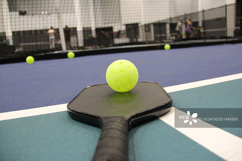 带有球拍和球的匹克球场图片素材