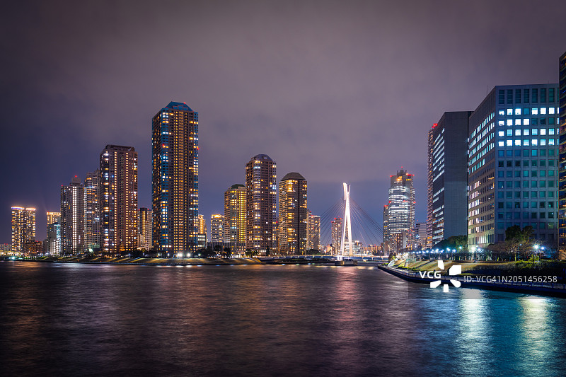 东京隅田川上的中央大桥夜景图片素材