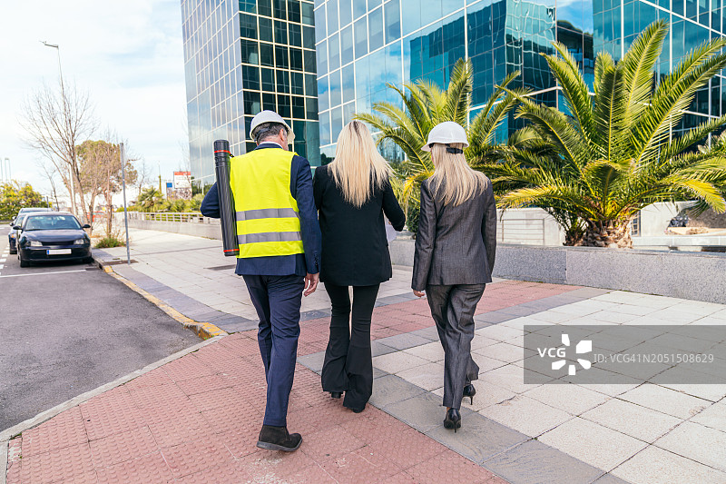 建筑师团队在工地现场图片素材