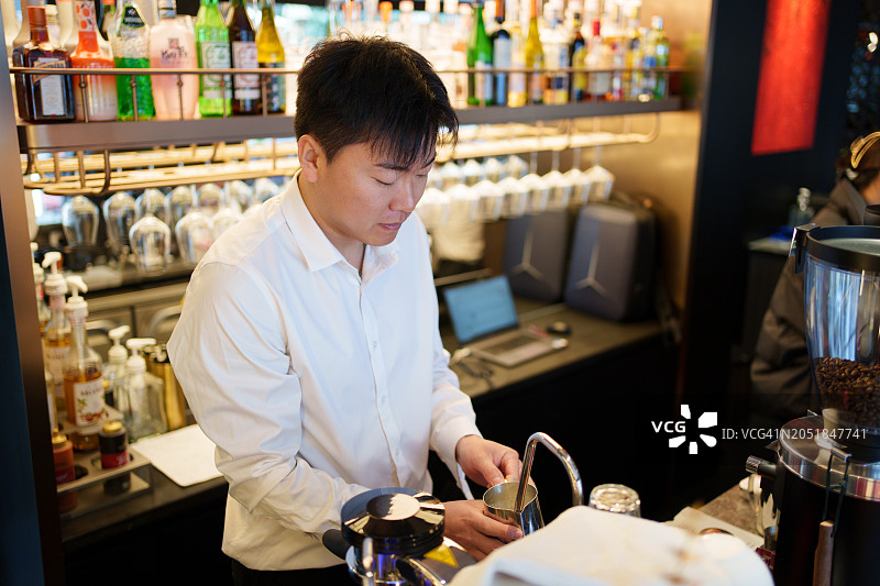 咖啡师正在打奶泡图片素材