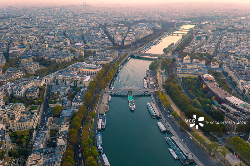 巴黎塞纳河游船鸟瞰图片素材