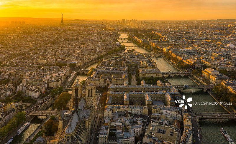 巴黎圣母院与巴黎岛拉丁区日落航拍图片素材