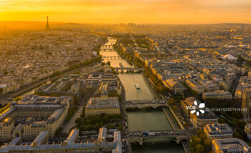 巴黎日落：拉丁区、巴黎圣母院和岛屿桥梁航拍图片素材