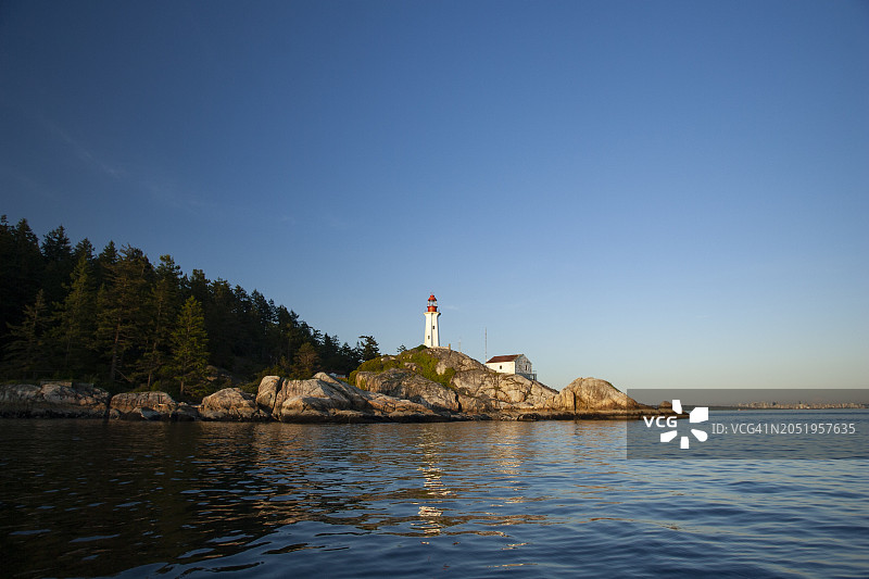从乔治亚海峡布拉德内湾看到的阿特金森角灯塔公园，西温哥华和赛普拉斯山图片素材