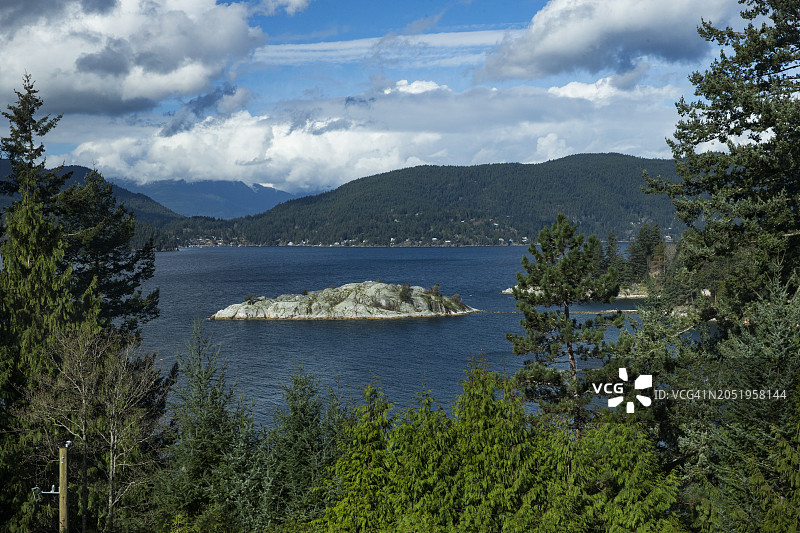 晴天，从狮子湾眺望豪湾，远处是弓弦海湾旁的宝云岛图片素材