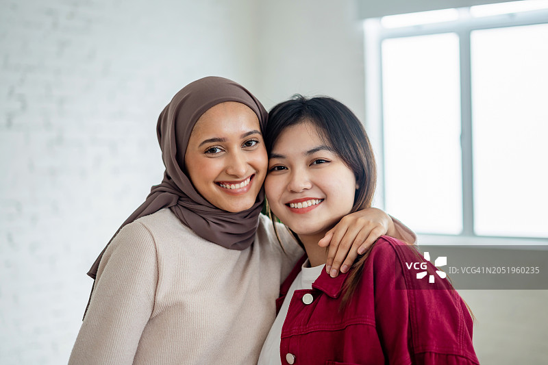 两个朋友在镜头前互动玩耍图片素材