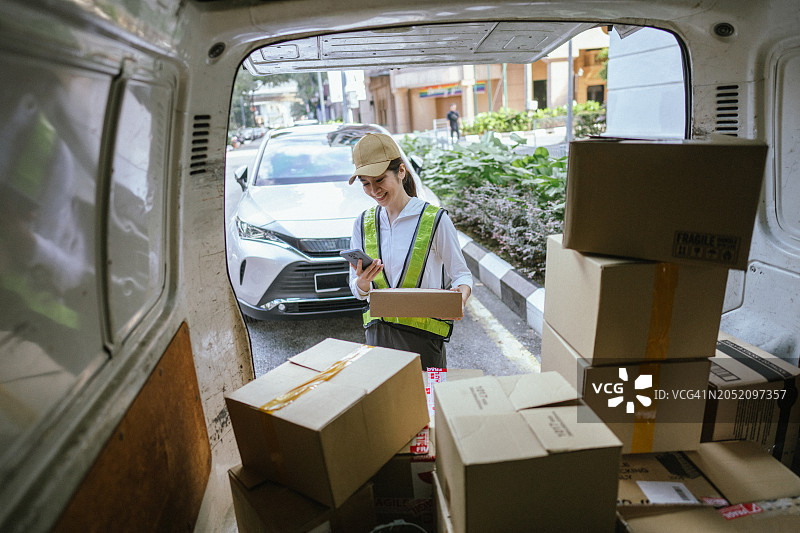 都市信使：亚洲快递员的城市送货场景图片素材