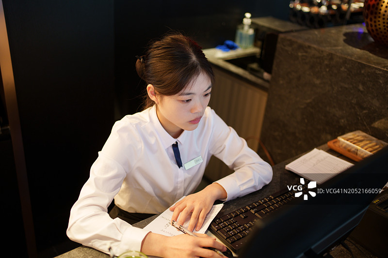 使用电脑的年轻员工图片素材