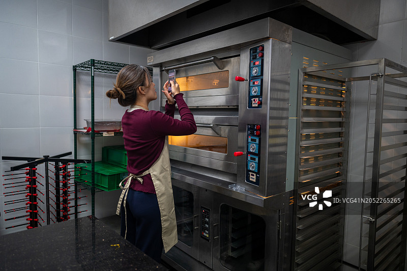 镜头下的美味：亚洲女性在烹饪学校厨房捕捉烹饪的魔力图片素材