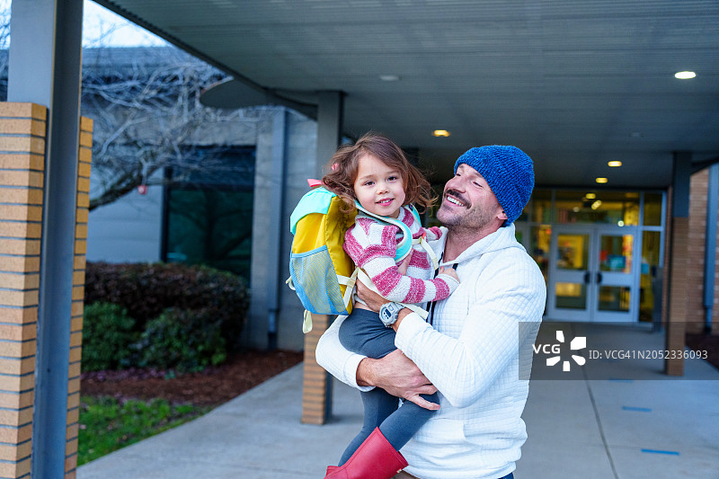 慈爱的父亲从学校接女儿图片素材
